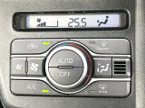 【オートエアコン】一度お好みの温度に設定すれば、車内の温度を検知し風量や温度を自動で調整。暑い&hellip;寒い&hellip;と何度もスイッチ操作をする必要はありません。快適な車内空間には必須の機能ですね♪