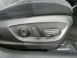 運転席のシート調整を電動で調整できます。無段階調整なので、どなたにもピッタリの調整が可能です。