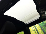 【ガラスルーフ】ガラスルーフ搭載で車内の解放感が一気にアップ!開放的なドライブをお楽しみいただけます。
