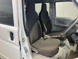 前席のフロアに障害物がなく足元に広いスペースを確保。運転席、助手席間を自由に移動できるので、ドライバーが助手席ドアから乗り降りする際にも、スムースに移動できます!