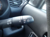 オートライト機能が装備されており暗い場所に入ると車両が検知しライトのON・OFFを自動的に切り替えてくれますので非常に便利な装備です♪