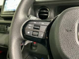 ステアリングにオーディオ操作スイッチが付いています。オーディオ画面に直接タッチしなくても操作が出来ますので、運転に集中できます。