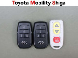スマートキー2本付き!キーをポケットやカバンに入れておくだけでドアの施錠・開錠やエンジンスタートの操作が簡単です!他にもウエルキャブ用専用リモコンも装備しています。