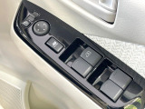 【電動格納ミラー】サイドミラーは電動格納式となっており、狭い駐車場でもキズがつくリスクを抑えられます。