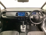車内は光触媒抗菌消臭施工済です。スタイリッシュなデザインでスポーティなインパネ周りを演出します。グローブボックスやカップホルダーのほかにトレーなどたくさんの収納スペースが付いています。