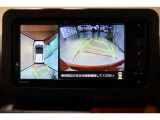 パノラミックビューモニター付きです。車両を上から見たような映像をディスプレイ画面上に表示。運転席からの目視だけでは見にくい、車両周辺の状況をリアルタイムでしっかり確認できます。