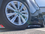 【純正17インチアルミホイール】外観にマッチした純正アルミホイールを装着しております。各種社外アルミホイールや、スタッドレスタイヤも取扱いしております。是非ご相談くださ