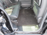 【後部座席のフロアマット】後部座席も純正フロアマット付きです。こちらも大きなスレや傷、汚れなどなくこちらも綺麗な状態です。