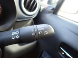 オートライト機能が装備されており暗い場所に入ると車両が検知しライトのON・OFFを自動的に切り替えてくれますので非常に便利な装備です♪