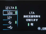 レーンディパーチャーアラートとは車線、又は走路からの逸脱の可能性を警告すると共に、車線、又は走路からの逸脱を避けるためのハンドル操作の一部を支援する機能です。詳細は販売店スタッフまでお尋ね下さい。