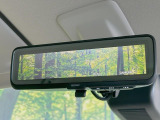 【デジタルルームミラー】後席の大きな荷物や同乗者で後方が確認しづらい時でも安心!カメラが撮影した車両後方の映像をルームミラー内に表示。クリアな視界で状況の確認が可能です!