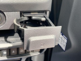 運転席ハンドルの右側にもドリンクホルダーがございます!お飲み物だけではなく、携帯電話なども置けますね♪