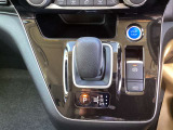 e-POWER専用のシフトレバーは操作しやすく電動サイドブレーキ・ブレーキホールド機能も付いています♪