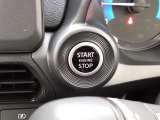 インテリジェントキーのプッシュスタートスイッチです。エンジンの始動はブレーキペダルを踏みながらこのスイッチを押すだけで始動できます