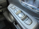 全席パワーウィンドウとなっています。運転席はオートになっているのでワンタッチ開閉することが出来ます。