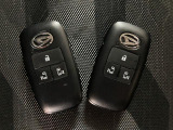 電子カードキーを携帯していれば、ドアハンドルやバックドアのリクエストスイッチを押すだけでドアの施錠・解錠が出来ます♪もちろん 遠隔操作も可能です!盗難防止のイモビライザー機能装備ですよ ☆