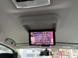 後席用モニター。ナビのテレビやDVDが後席でも楽しめます