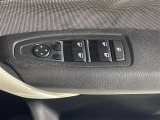 【電動格納ミラー】運転席のスイッチで、ドアミラーの開閉や角度の調整ができます。