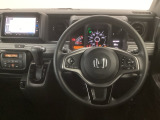 【ハンドル】運転にかかわる様々な操作を安全に行えるように視点移動が少なく操作性に配慮されたスイッチ類が凝縮されたコックピットです。