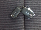 電子キーをポケットやカバンに入れているだけで、ドアの開錠・施錠が行えます。荷物を抱えていてもラクラク開閉です。エンジン始動も行えます。