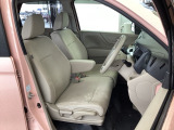 フロント広々、ベンチシートの運転席は、ハイトアジャスターが付いているので、快適にドライブができます。ハンドルはチルトステアリングで、ハンドル位置を上下に調節できます。