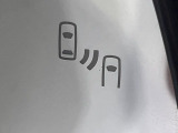 【ブラインドスポットモニター】走行中、ドアミラーの死角になりやすい箇所に後続車が接近するとサイドミラーのレンズに警告を表示!ドライバーに注意喚起をしてくれます。