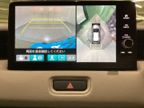 マルチビューカメラシステム搭載車です。お車の周囲を全方位でカバーします。後方・前方・両脇と、コンディションが悪い視界でもカラーモニターに映し出した映像がドライバーをサポートします。