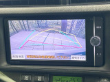 【バックカメラ】駐車時に後方がリアルタイム映像で確認できます。大型商業施設や立体駐車場での駐車時や、夜間のバック時に大活躍!運転スキルに関わらず、今や必須となった装備のひとつです!