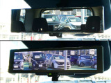 スマートルームミラーは、車両後方に設置されたカメラの映像を、ルームミラーに映し出すことで、死角をなくし、安全性を向上させることができます。また、夜間や雨天時でも、クリアな映像を映し出すことができます。