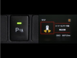 コーナーセンサーを装備。障害物までの距離に応じて警告音を変えてお知らせ。縦列駐車時や駐車場・車庫等での取り回しをサポートします。詳細は販売店スタッフまでお尋ね下さい。