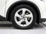 純正アルミホイールを装備しております、タイヤサイズは215/60R17です。