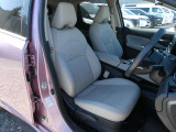 高級感のある上質な内装です。本革シートです。。前席にはシートヒーターが付いています。