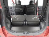 後席シートをアレンジしますと、広い荷台ができあがります。大きな荷物も。
