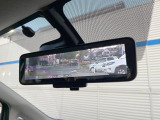 【スマートルームミラー】後席の大きな荷物や同乗者で後方が確認しづらい時でも安心!カメラが撮影した車両後方の映像をルームミラー内に表示。クリアな視界で状況の確認が可能です!
