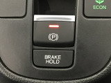指先の操作でパーキングブレーキの「作動と解除」が行うことができる装備。ブレーキペダルから足を離しても停止し続けてくれるオートブレーキホールド機能。信号待ちなどの際には便利。ECO運転で低燃費走行♪