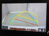 バックでの車庫入れはハンドルと連動したガイドラインが出る「バックガイドモニター」がサポートいたします。
