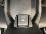 アクセサリーソケットはUSBのアダプターなどをつければ、スマホの充電にも使えます。周辺には物が置けるトレーがついています。