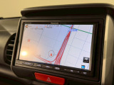 社外ナビ付です。社外品ですがピッタリ枠に収まって純正品と遜色ありません。別のオーディオに交換もできます(有料)。