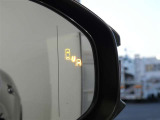 ブラインドスポットモニター装備。隣車線を走る車両を検知。ドアミラーでは確認しにくい後、側方エリアに存在する車両や急接近してくる車両も検知しドアミラーに搭載されたLEDインジケーターが点灯します。