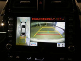 パノラミックビュー付きバックモニターがついていますのでバックでの駐車が苦手な方でも大丈夫です。実際のバック駐車は目視確認と合わせてお使い下さい