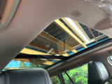 【大型サンルーフ】車内の解放感が一気に上がる大型のパノラマルーフ!季節を問わず開放的で快適なドライブをお楽しみいただけます。流通量も少なく希少価値の高い人気の装備です♪