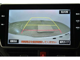 バックガイドモニター(バックモニター)付き。車両後方の映像をナビ画面に表示し、駐車などの後退操作をサポートします。
