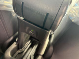 後部座席にも携帯の充電に便利なUSBポートが付いています!