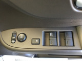 電動格納式ドアミラーのスイッチは運転席ドアにあります。