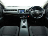 視界広々で非常に運転しやすくロングドライブでも疲れを感じさせないすっきりとまとまったインパネ周りです。
