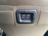 タイプC端子が運転席後ろに2個付いています。お手持ちのスマートフォンや電子機器に合わせて、ご利用下さい。
