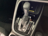 ハンドル周りがすっきりするフロアシフト。ハンドル操作に集中しやすいので、事故の防止にも役立ちます。