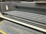 後部乗車下部にもランプがついており、夜間の乗降車の際も視野を確保できます。