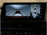 バックモニター付き。駐車の際のサポートとなり、必須アイテムのひとつですよね。それでも、バックする際は必ずご自身の目で確認をしてください。パノラミックビューで上から見下ろした視点でも確認できます!
