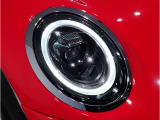 MINIのオートライトは積極的にライトをつけることにより、自車の存在を周囲に向けアピールいたします。それは安全性への配慮でもあります。